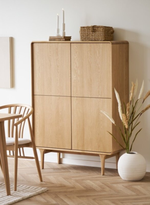 Darwin Skab i egetræ, 140 cm højt - UDSOLGT TIL UGE 8/2026.