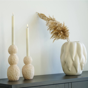 Lysestager, naturfarvet i cement