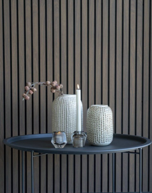 Vase i beigefarvet keramik med mønster