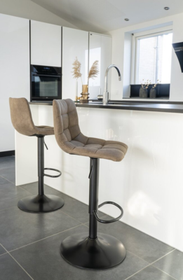 Middelfart lysebrun barstol