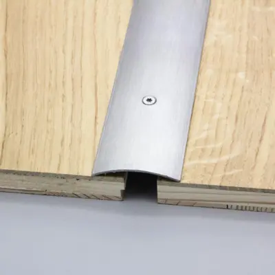 Overgangsprofil, 40 mm. buet midthullet, rustfri stål
