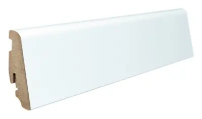 Hvit fotpanel for laminatgulv, 19 x 58 mm.