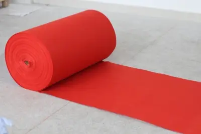 Rød løber i nålefilt - 1 meter bred