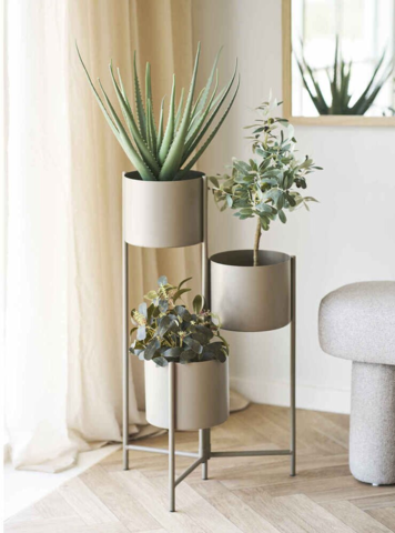 Kunstig grøn plante, højde 35 cm.