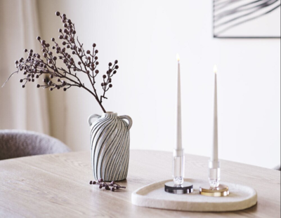 Lysestager i glas. Brun og hvid