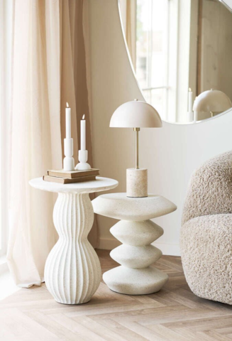 Lysestager i hvid kalksten