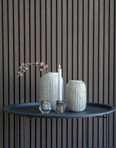 Vase i beigefarvet keramik med mønster