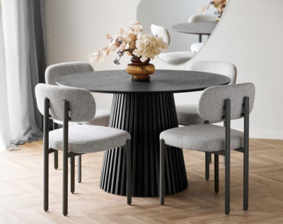 Osaka, Spisebord i sort egefiner