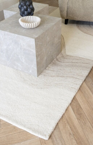 Surat Tæppe. Håndtuftet i lysebrun og råhvid - UDSOLGT TIL UGE 11/2026.