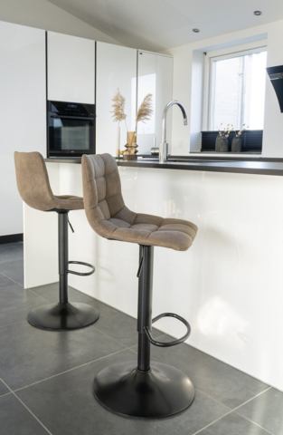 Middelfart lysebrun barstol