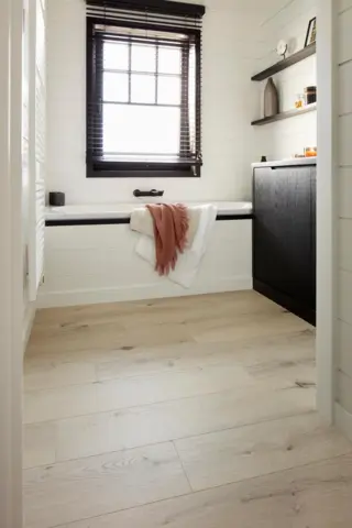 BerryAlloc Ocean 8 V4 - Gyant Light