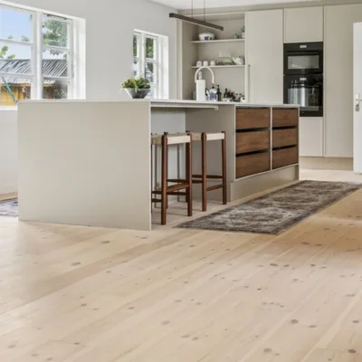 Bemærk, billedet viser gulvet behandlet med lud & hvidolie.