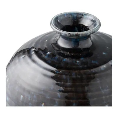 Vase i mørkeblå keramik