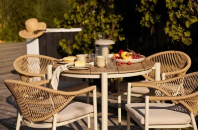 Abela Spisebordsstol i farven sand inkl. hynde