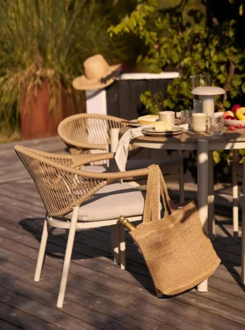 Abela Spisebordsstol i farven sand inkl. hynde