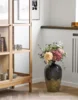 Vase i mørkeblå keramik